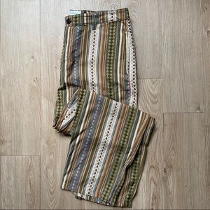 Cropped pants with eccentric stripe pattern